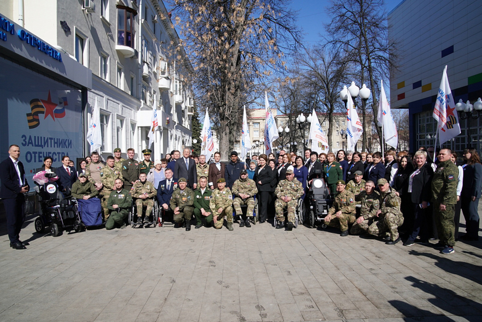 Радий Хабиров и Анна Цивилева вручили ветеранам СВО ключи от автомобилей