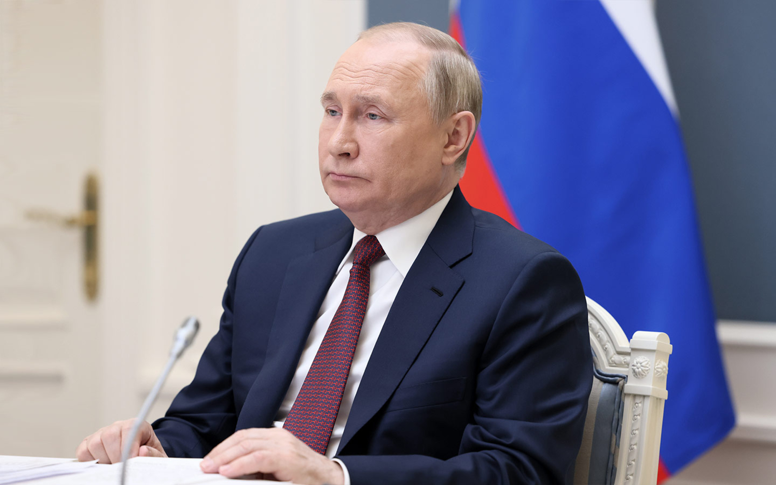 Путин поручил провести в январе индексацию зарплат бюджетников