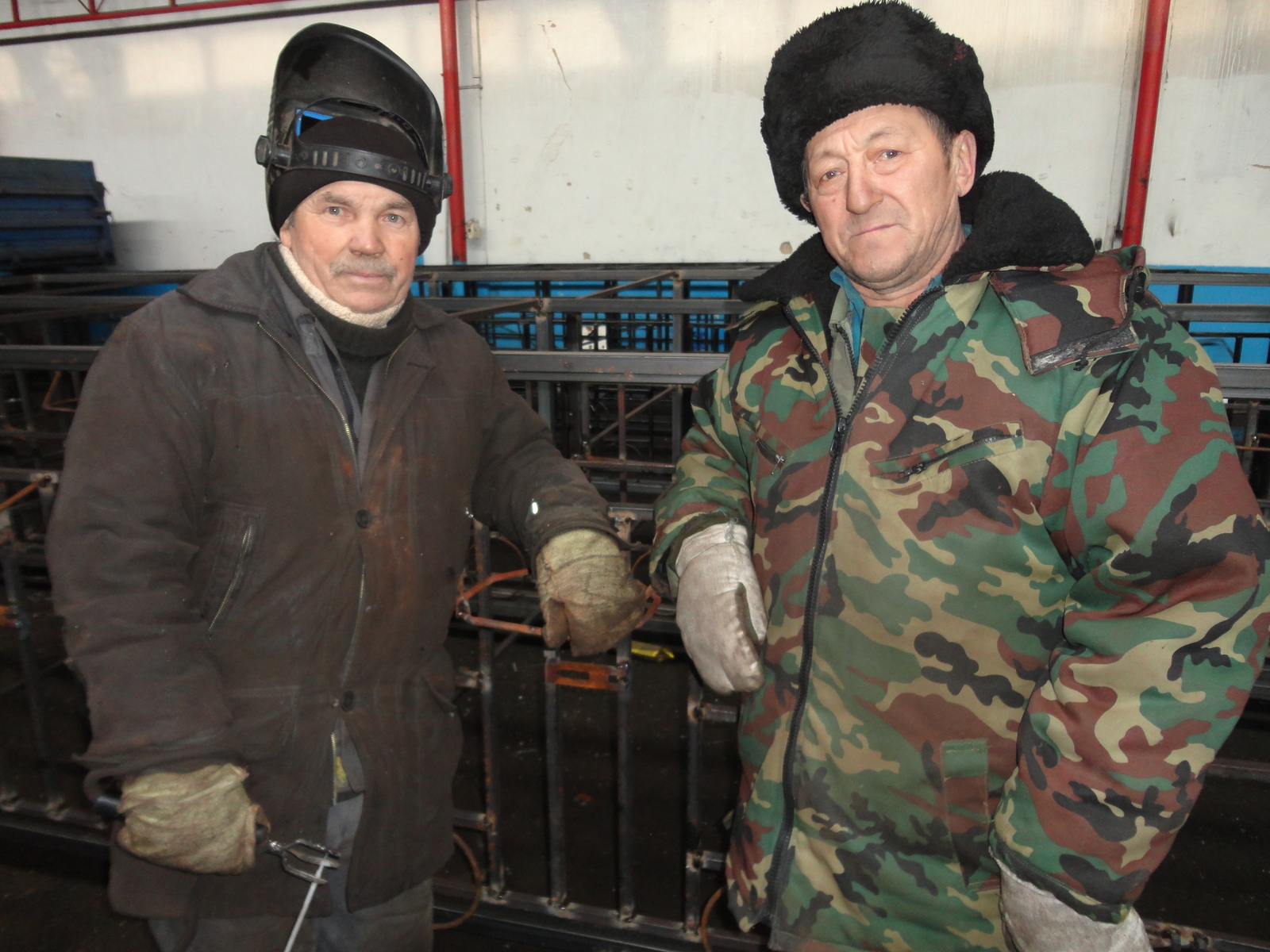 На снимке электрогазосварщик Фарит Хасанов и механизатор Зиф Миргадиев