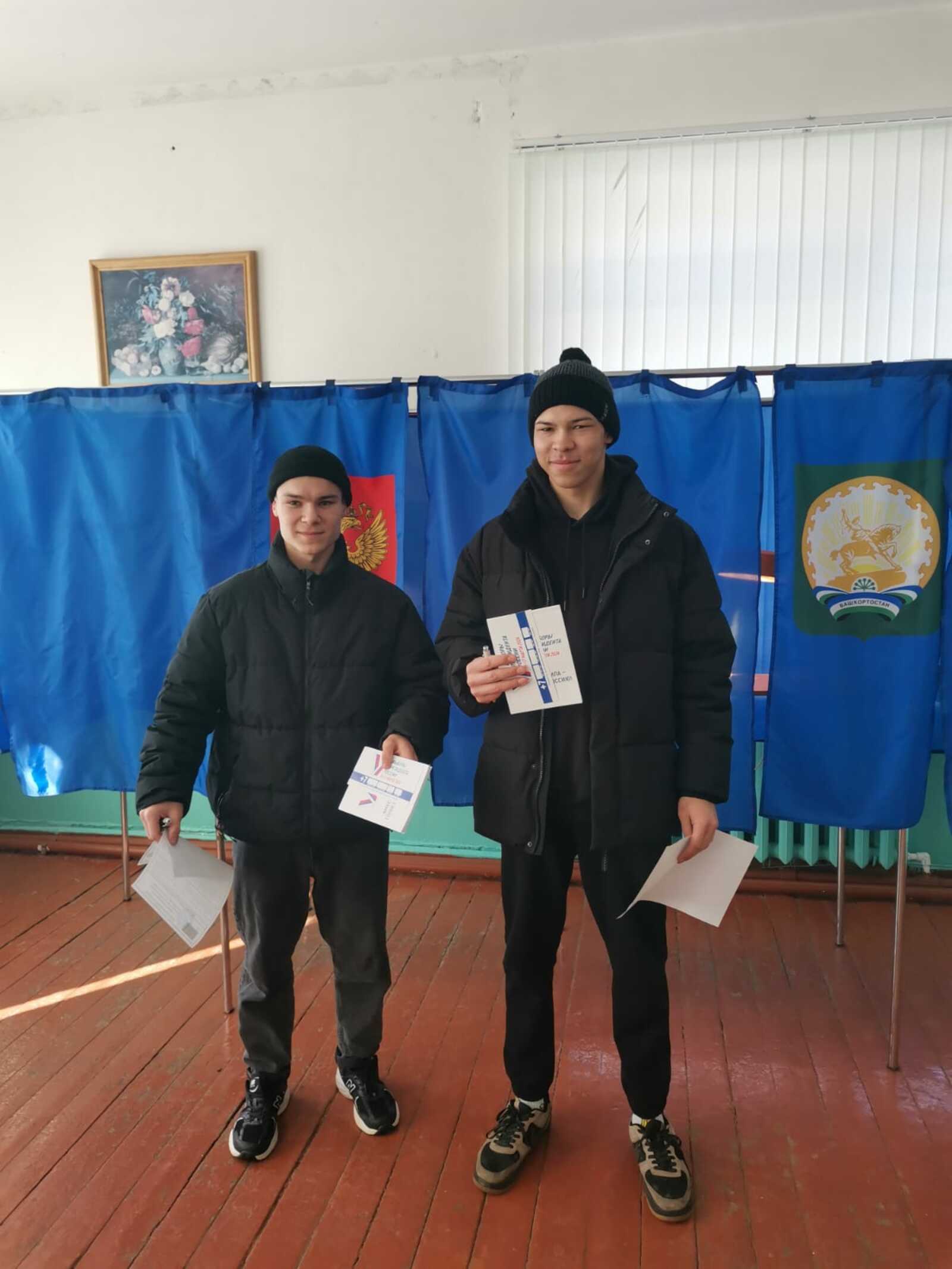 Участковая избирательная комиссия №1825 работает в фойе Асяновской средней школы.
