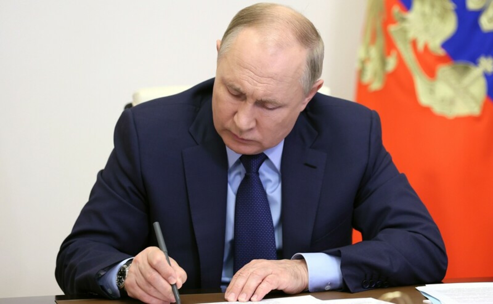 Владимир Путин подписал закон, позволяющий заключать трудовой договор дистанционно