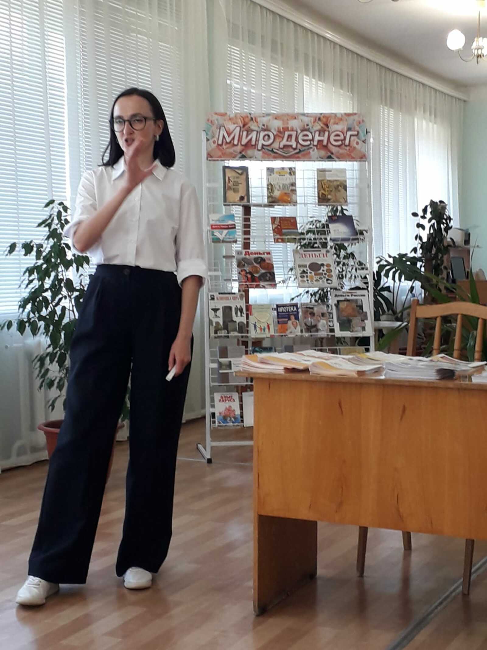 Лучше всего не вступать в диалог, а положить трубку