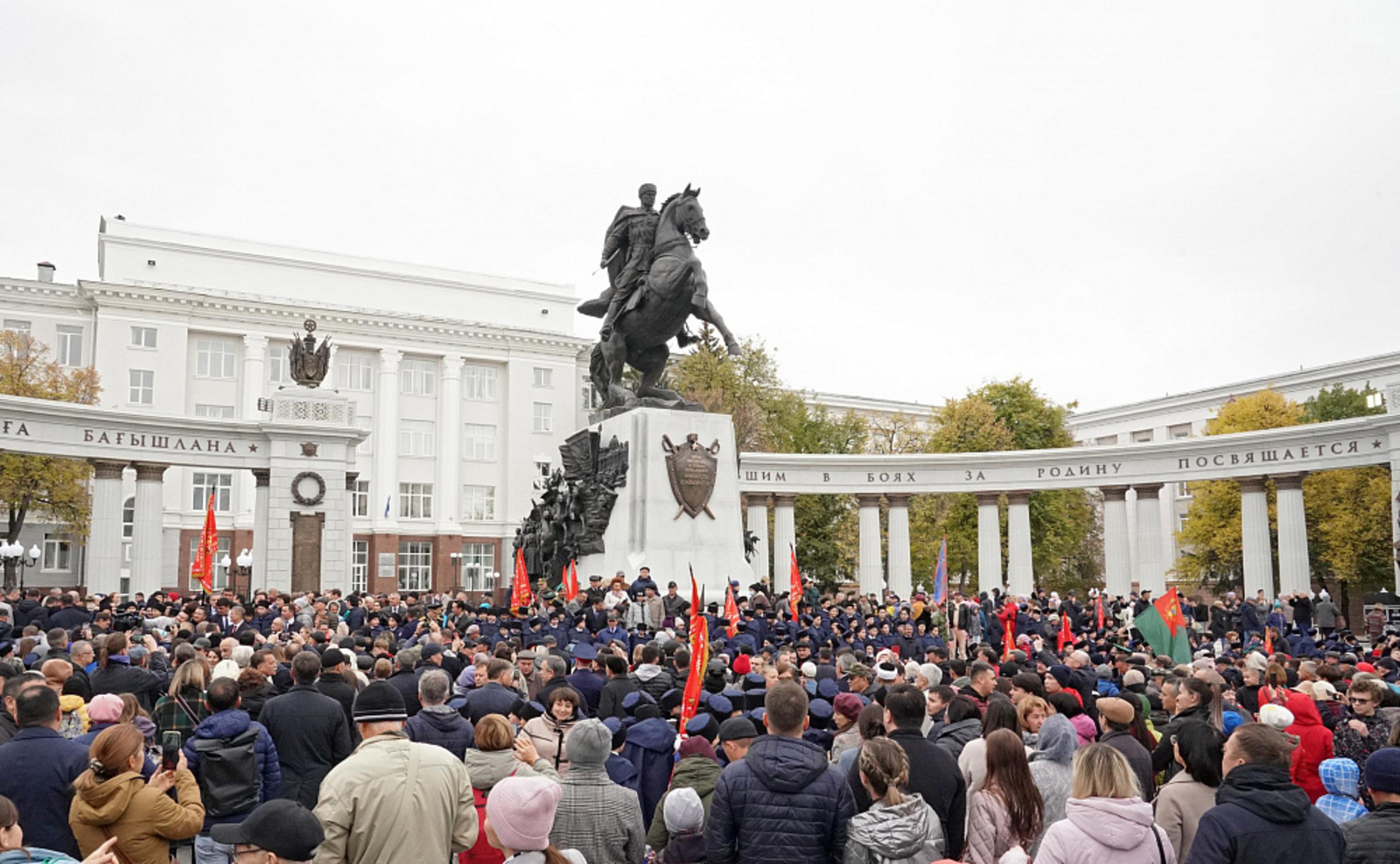В Уфе открыли памятник Герою России, генерал-майору Минигали Шаймуратову
