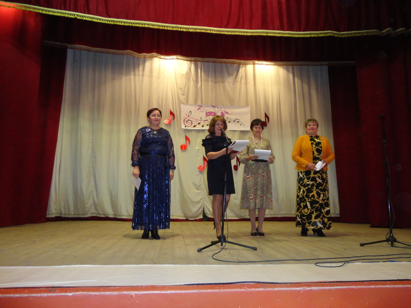 Ведущие приветствуют зрителей вместе с гостями из Илишевского района