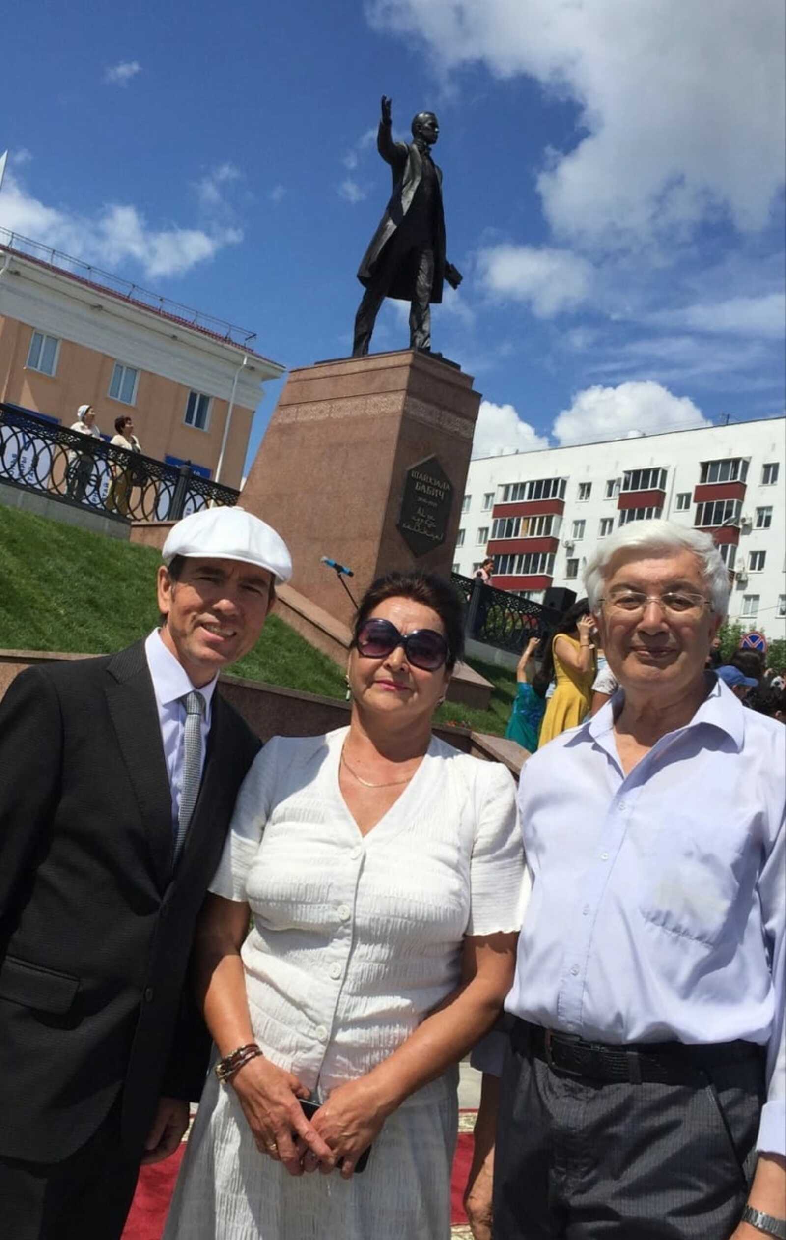 На снимке: слева направо Радик Динахметов, Фания Габидуллина и Ганс Хакимов в день открытия памятника Шаехзаде Бабичу в Уфе.